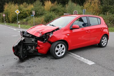 Unfall auf Autobahnzubringer: Motorradfahrer verletzt - Die Feuerwehr Beutha und Oberdorf kamen zum Einsatz. Foto: Niko Mutschmann