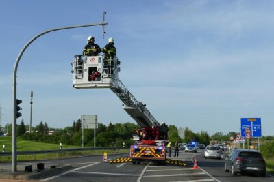 In Döbeln kollidierte ein PKW mit einer Ampelanlage. Foto: Lausitznews