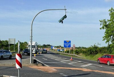 Unfall auf B169: PKW kollidiert mit Ampelanlage - In Döbeln kollidierte ein PKW mit einer Ampelanlage. Foto: Lausitznews