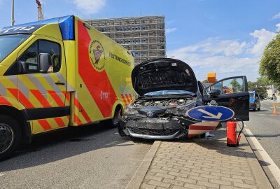 Unfall auf B173: PKW fährt auf Verkehrsinsel auf - Die Fahrerin wird leicht verletzt. Foto: Mike Müller