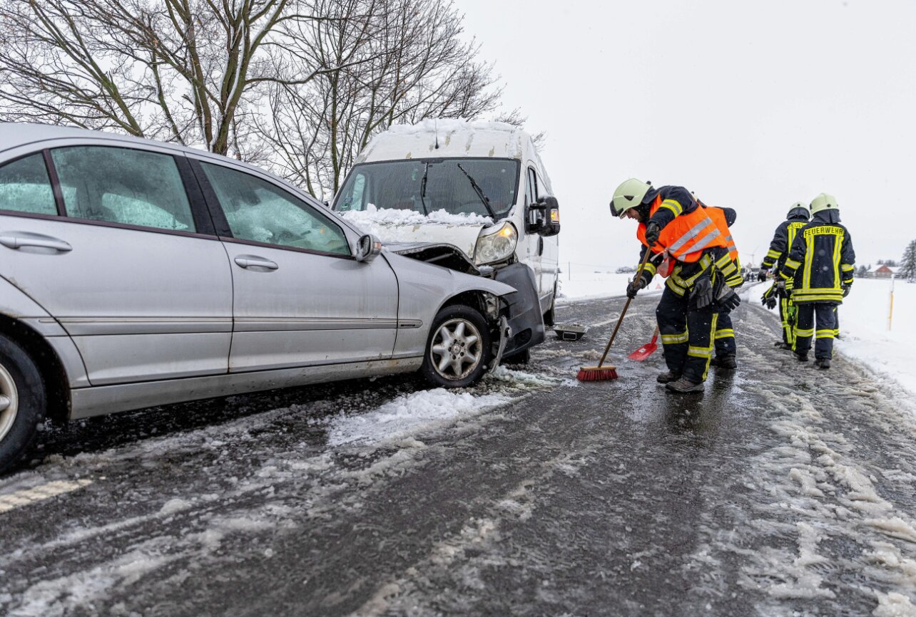 Unfall Auf B173: PKW Kollidierte Frontal Mit Transporter