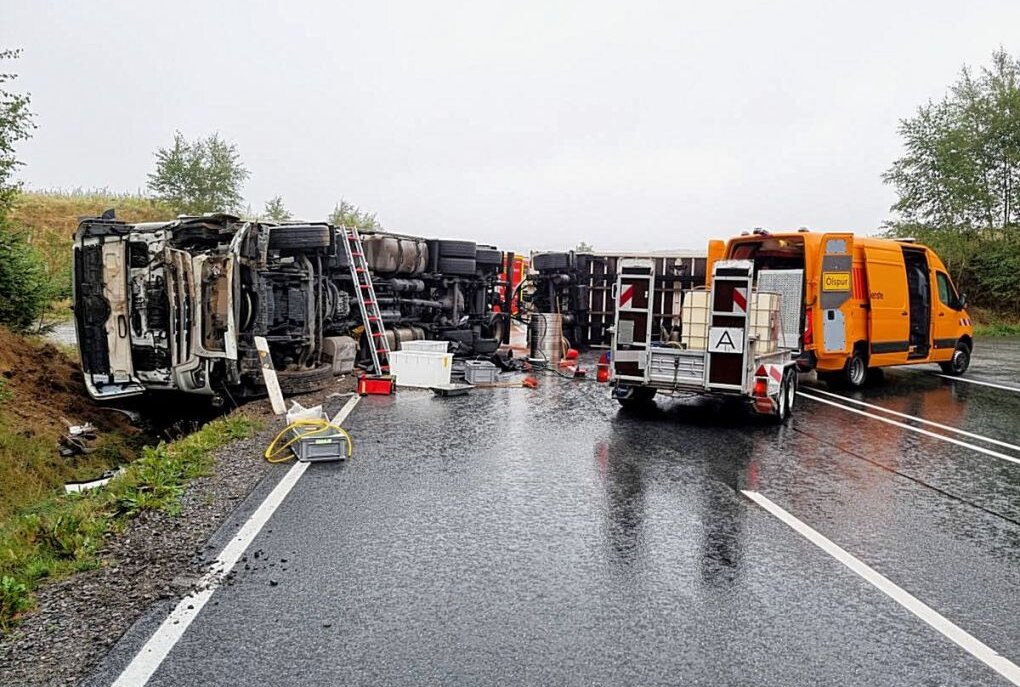 Unfall Auf B174: LKW Kippt Um