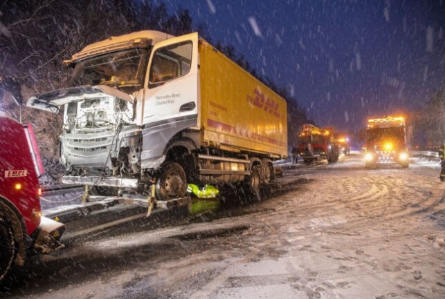 Unfall Auf B174: LKW Reißt Leitplanke Nieder