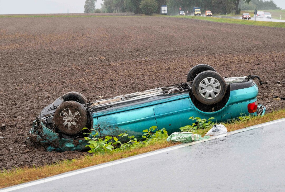 Unfall auf B96: Auto überschlägt sich und bleibt auf dem Dach liegen - Am Freitagmittag kam es in Mittelherwigsdorf zu einem Verkehrsunfall. Foto: xcitepress