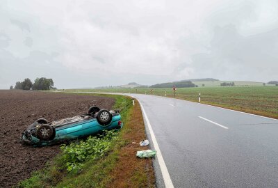 Unfall auf B96: Auto überschlägt sich und bleibt auf dem Dach liegen - Das Fahrzeug ist von der Fahrbahn abgekommen und hat sich überschlagen. Foto: xcitepress