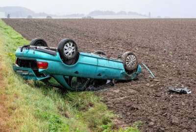 Unfall auf B96: Auto überschlägt sich und bleibt auf dem Dach liegen - Nach ersten Informationen wurde die Beifahrerin verletzt. Foto: xcitepress