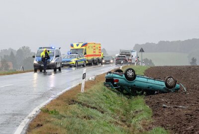 Unfall auf B96: Auto überschlägt sich und bleibt auf dem Dach liegen - Die Polizei und Rettungswagen eilten zur Unfallstelle. Foto: xcitepress