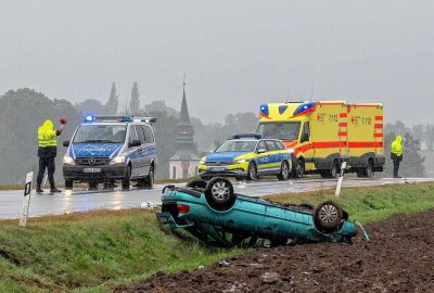 Unfall auf B96: Auto überschlägt sich und bleibt auf dem Dach liegen - Die Polizei und Rettungswagen eilten zur Unfallstelle. Foto: xcitepress