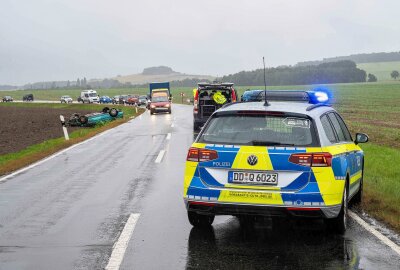 Unfall auf B96: Auto überschlägt sich und bleibt auf dem Dach liegen - Es entstand ein Stau. Foto: xcitepress