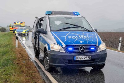 Unfall auf B96: Auto überschlägt sich und bleibt auf dem Dach liegen - Die Polizei und Rettungswagen eilten zur Unfallstelle. Foto: xcitepress