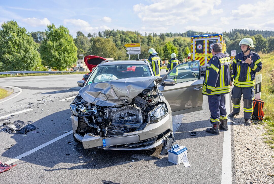 Unfall auf Bundesstraße im Erzgebirge: Beide Fahrer schwer verletzt - Vollsperrung nach Crash auf der B95 im Erzgebirge. Foto: Bernd März