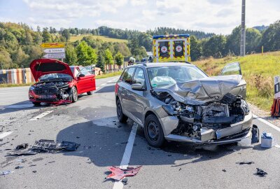 Unfall auf Bundesstraße im Erzgebirge: Beide Fahrer schwer verletzt - Vollsperrung nach Crash auf der B95 im Erzgebirge. Foto: Bernd März