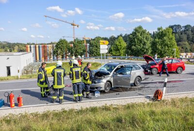 Unfall auf Bundesstraße im Erzgebirge: Beide Fahrer schwer verletzt - Vollsperrung nach Crash auf der B95 im Erzgebirge. Foto: Bernd März