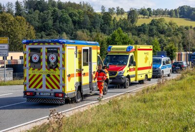 Unfall auf Bundesstraße im Erzgebirge: Beide Fahrer schwer verletzt - Vollsperrung nach Crash auf der B95 im Erzgebirge. Foto: Bernd März