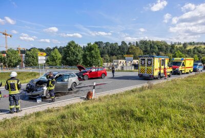 Unfall auf Bundesstraße im Erzgebirge: Beide Fahrer schwer verletzt - Vollsperrung nach Crash auf der B95 im Erzgebirge. Foto: Bernd März