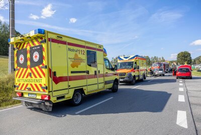 Unfall auf Bundesstraße im Erzgebirge: Beide Fahrer schwer verletzt - Vollsperrung nach Crash auf der B95 im Erzgebirge. Foto: Bernd März