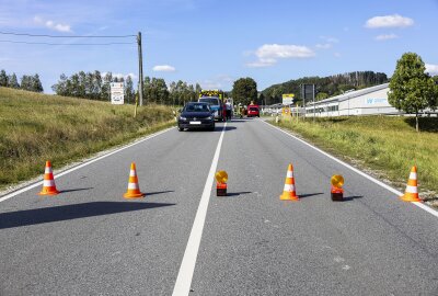 Unfall auf Bundesstraße im Erzgebirge: Beide Fahrer schwer verletzt - Vollsperrung nach Crash auf der B95 im Erzgebirge. Foto: Bernd März