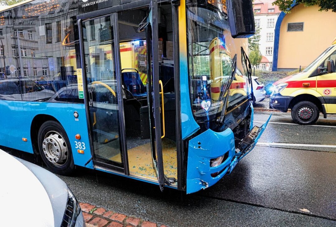 Unfall auf dem Kaßberg: Motorradfahrer übersieht vorfahrtsberechtigten Bus -  Der Kradfahrer kam verletzt ins Krankenhaus. Foto: ChemPic