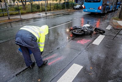 Unfall auf dem Kaßberg: Motorradfahrer übersieht vorfahrtsberechtigten Bus -  Der Kradfahrer kam verletzt ins Krankenhaus. Foto: ChemPic