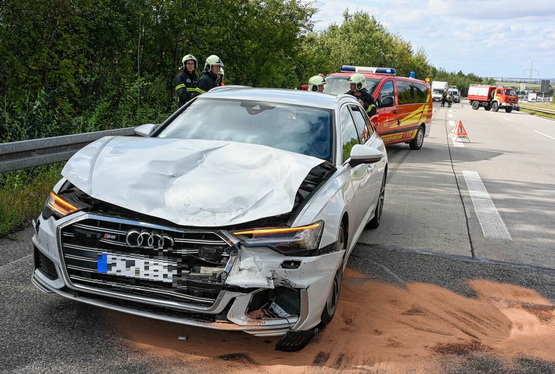 Unfall auf der A14 bei Döbeln: Zwei Verletzte und Gasaustritt nach Kollision - Ein Audi krachte in den Camper. Foto: EHL Media/Dietmar Thomas