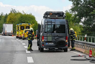 Unfall auf der A14 bei Döbeln: Zwei Verletzte und Gasaustritt nach Kollision - Ein Audi krachte in den Camper. Foto: EHL Media/Dietmar Thomas