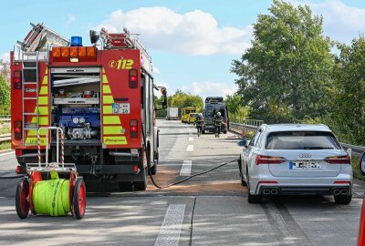 Unfall auf der A14 bei Döbeln: Zwei Verletzte und Gasaustritt nach Kollision - Ein Audi krachte in den Camper. Foto: EHL Media/Dietmar Thomas