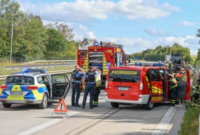 Unfall auf der A14 bei Döbeln: Zwei Verletzte und Gasaustritt nach Kollision - Ein Audi krachte in den Camper. Foto: EHL Media/Dietmar Thomas