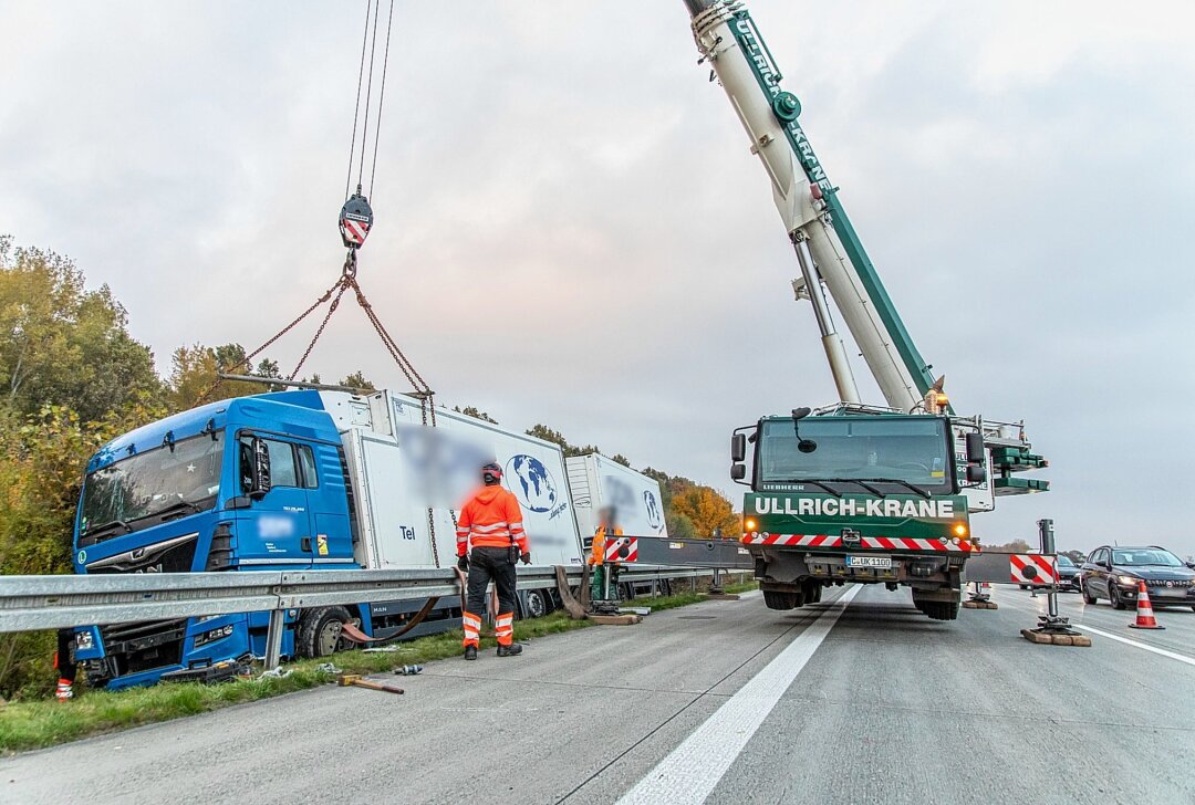 Unfall auf der A72 bei Stollberg: LKW kommt von Fahrbahn ab und landet im Graben - Ein LKW geriet auf der A72 von der Fahrbahn. Foto: André März