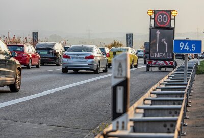 Unfall auf der A72 bei Stollberg: LKW kommt von Fahrbahn ab und landet im Graben - Ein LKW geriet auf der A72 von der Fahrbahn. Foto: André März