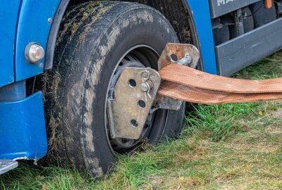 Unfall auf der A72 bei Stollberg: LKW kommt von Fahrbahn ab und landet im Graben - Ein LKW geriet auf der A72 von der Fahrbahn. Foto: André März