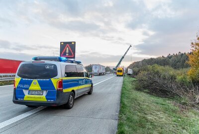 Unfall auf der A72 bei Stollberg: LKW kommt von Fahrbahn ab und landet im Graben - Ein LKW geriet auf der A72 von der Fahrbahn. Foto: André März