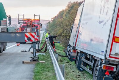 Unfall auf der A72 bei Stollberg: LKW kommt von Fahrbahn ab und landet im Graben - Ein LKW geriet auf der A72 von der Fahrbahn. Foto: André März