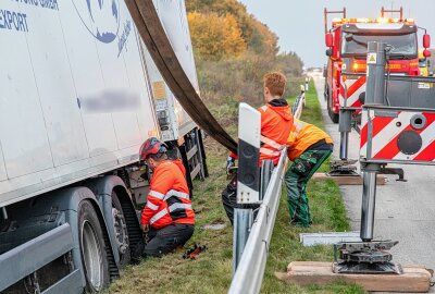 Unfall auf der A72 bei Stollberg: LKW kommt von Fahrbahn ab und landet im Graben - Ein LKW geriet auf der A72 von der Fahrbahn. Foto: André März