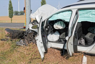 Unfall auf der B101: Zwei PKW mit Totalschaden - Der Rettungshubschrauber war vor Ort. Foto: Roland Halkasch