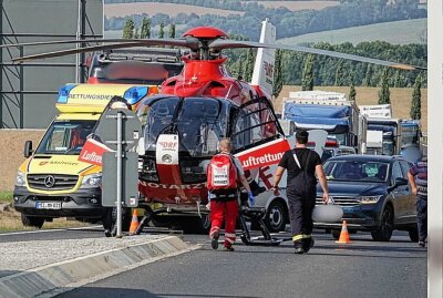 Unfall auf der B101: Zwei PKW mit Totalschaden - Der Rettungshubschrauber war vor Ort. Foto: Roland Halkasch