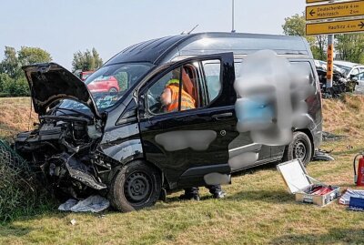 Unfall auf der B101: Zwei PKW mit Totalschaden - Der Rettungshubschrauber war vor Ort. Foto: Roland Halkasch