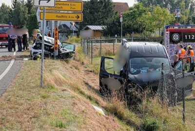 Unfall auf der B101: Zwei PKW mit Totalschaden - Der Rettungshubschrauber war vor Ort. Foto: Roland Halkasch