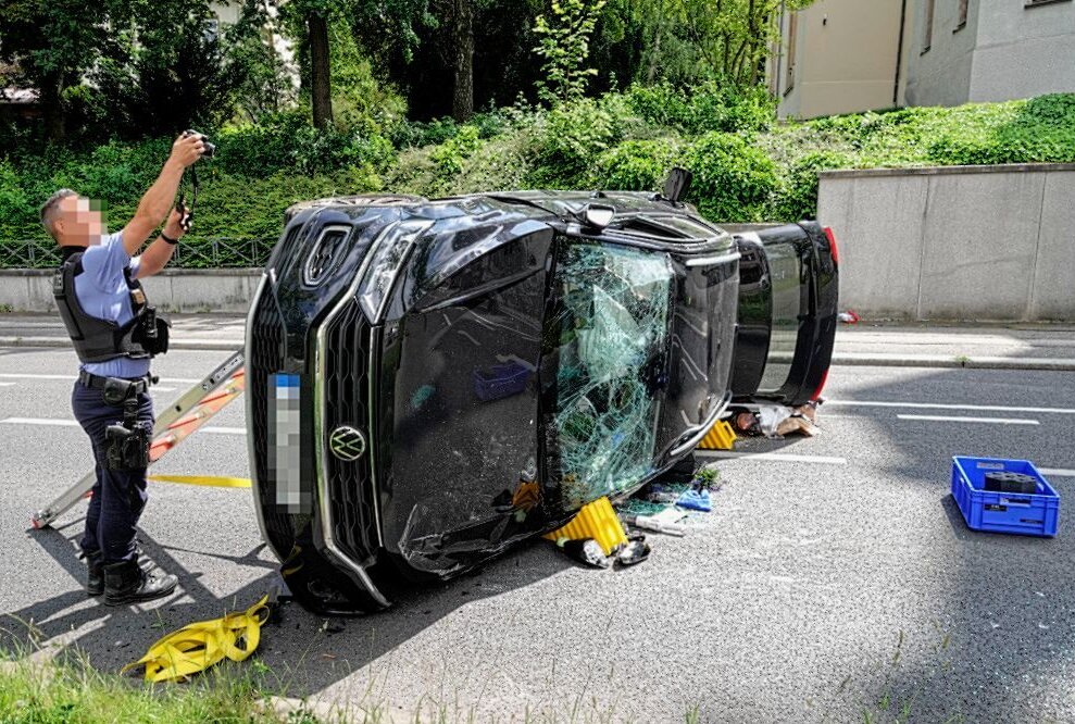 Unfall auf der B169: Autofahrer nach Kollision mit Baum verletzt - Am Sonntagmittag ereignete sich ein Unfall auf der B169 in Chemnitz. Foto: Harry Härtel
