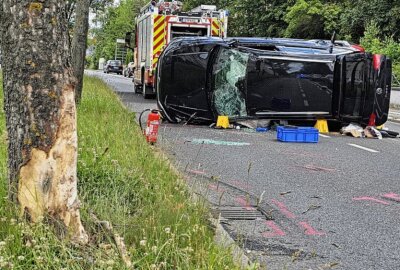 Unfall auf der B169: Autofahrer nach Kollision mit Baum verletzt -  Am Sonntagmittag ereignete sich ein Unfall auf der B169 in Chemnitz. Foto: Harry Härtel