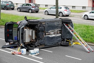 Unfall auf der B169: Autofahrer nach Kollision mit Baum verletzt - Am Sonntagmittag ereignete sich ein Unfall auf der B169 in Chemnitz. Foto: Harry Härtel