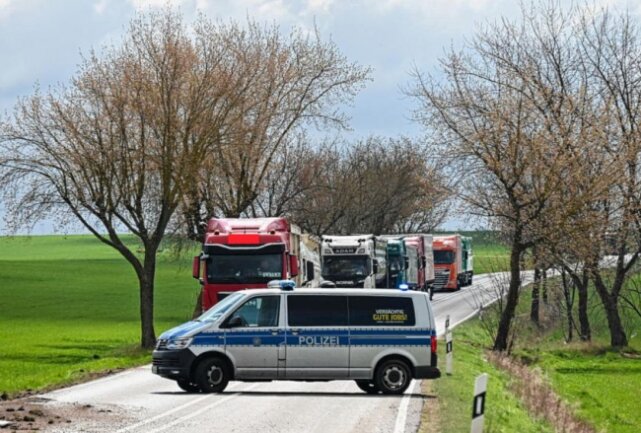 Unfall Auf Der B169: Bierlaster Verliert Ladung