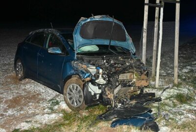 Unfall auf der B169 in Mittelsachsen: Autofahrerin schwer verletzt - Polizei ermittelt: Ungeklärte Ursache für Unfall auf der B169.