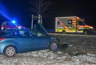 Unfall auf der B169 in Mittelsachsen: Autofahrerin schwer verletzt - Ungeklärte Unfallursache: Hyundai überschlägt sich.