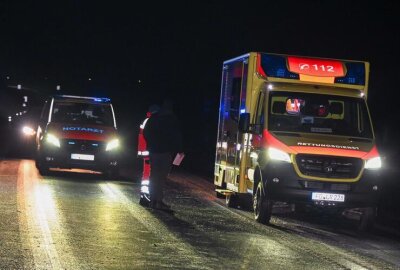 Unfall auf der B169 in Mittelsachsen: Autofahrerin schwer verletzt - Rettungsdienst bringt verletzte Fahrerin ins Krankenhaus.