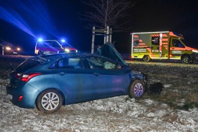 Unfall auf der B169 in Mittelsachsen: Autofahrerin schwer verletzt - Feuerwehr leistet Erste Hilfe und sichert Unfallstelle ab.