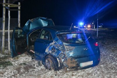 Unfall auf der B169 in Mittelsachsen: Autofahrerin schwer verletzt - Hyundai-Fahrerin kommt von der Fahrbahn ab.