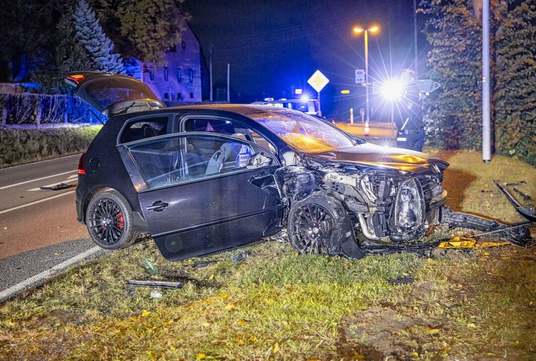 Unfall  auf der B172: Sieben Jugendliche verletzt - Am Samstagabend kam es zu einem Verkehrsunfall in Prina-Krietschwitz. Foto: Marko Förster