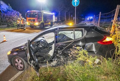 Unfall  auf der B172: Sieben Jugendliche verletzt - An beiden Autos entstand ein Totalschaden. Foto: Marko Förster