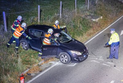 Unfall  auf der B172: Sieben Jugendliche verletzt - Die B172 war für die Zeit der Bergungsarbeiten voll gesperrt. Foto: Marko Förster