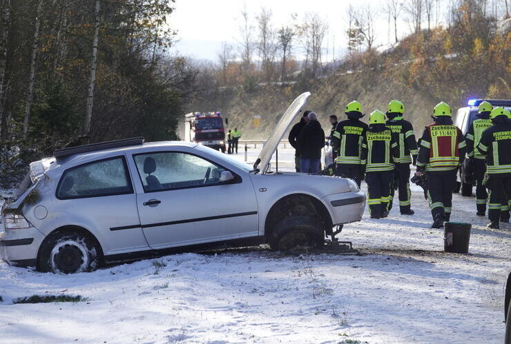 Unfall auf der B174: Fahrer kommt von Fahrbahn ab und kollidiert mit Baum - Am Samstag ereignete sich ein Verkehrsunfall auf der B174.